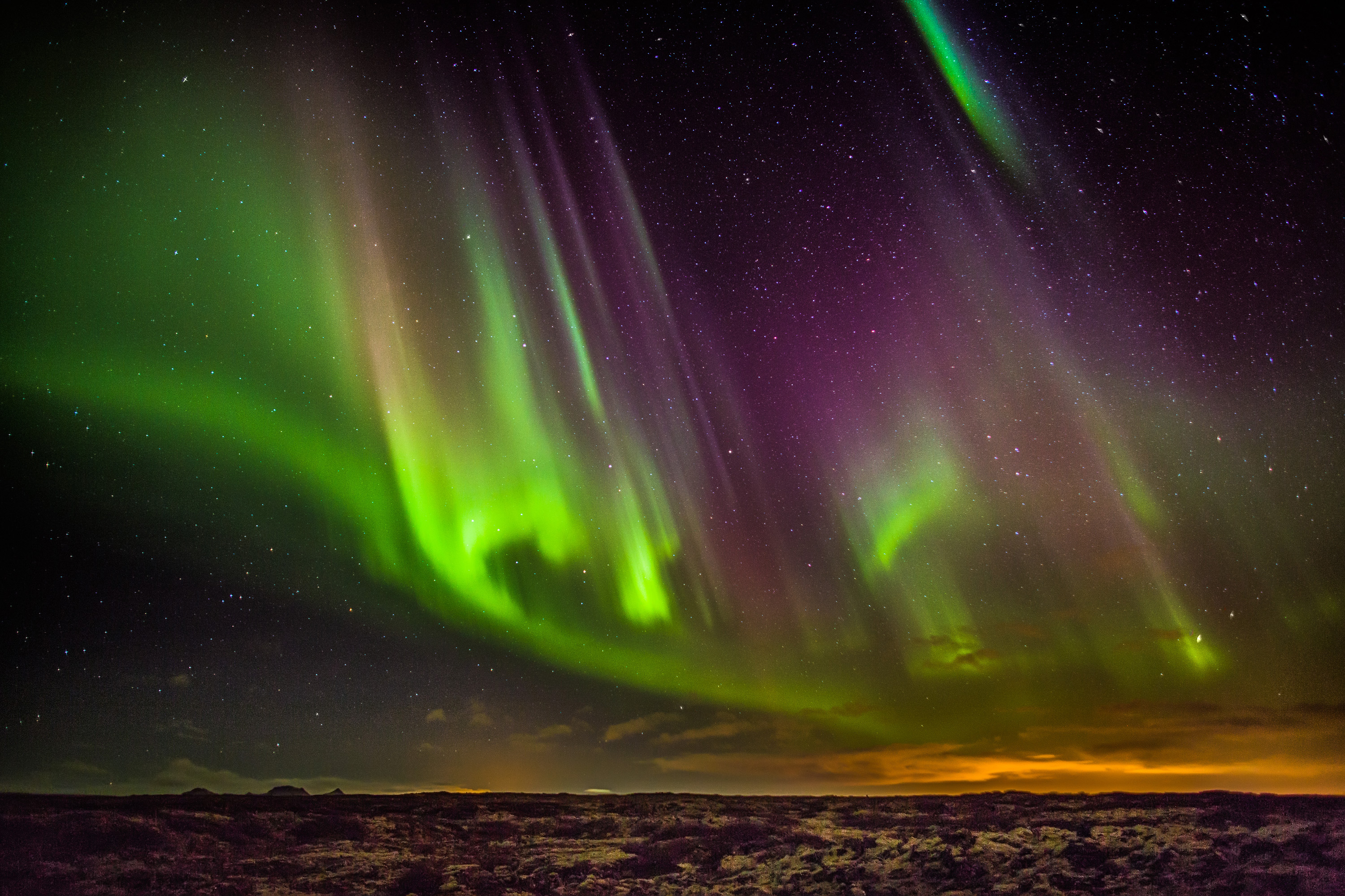 Во сколько северное сияние сегодня. Северное сияние Northern Lights. Лучистое полярное сияние. Лучевое полярное сияние.